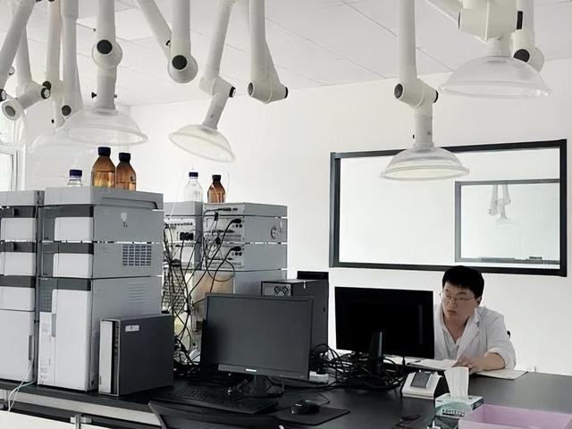 連日來(lái),公司的合成,質(zhì)量研究,微生物室等多個(gè)實(shí)驗(yàn)部門(mén)的20余位一線